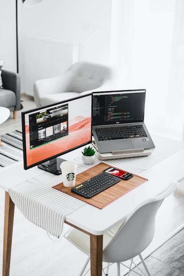 Les accessoires ergonomiques pour prévenir les douleurs liées à une utilisation prolongée de l'ordinateur